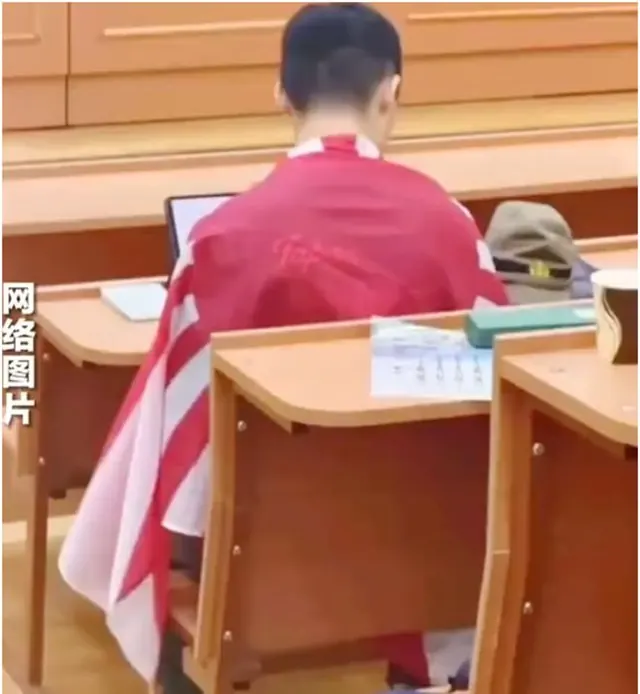 涉事学生两次道歉！莫斯科大学历史系一中国留学生，在课堂中身披旭日旗的相关画面在网络传播！莫斯科大学中国学生学者联谊会发布情况通报