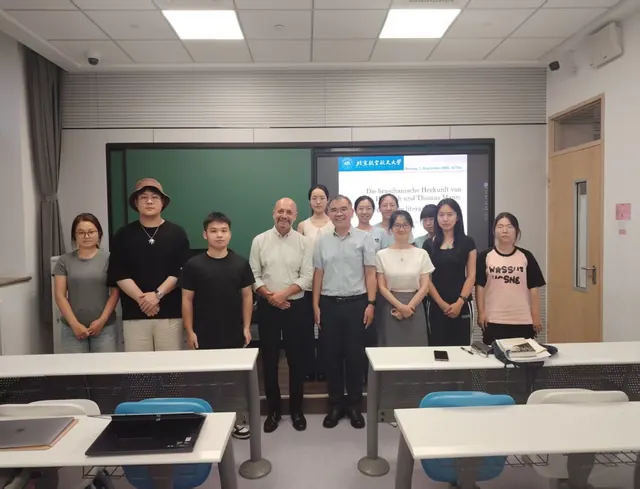 国际日耳曼学会主席来外国语学院德语系讲学