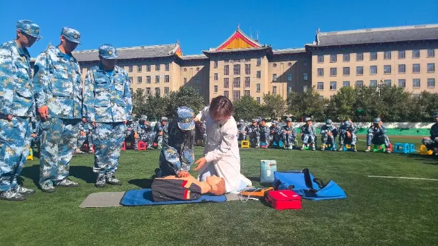 哈尔滨工程大学新生同上“健康第一课”
