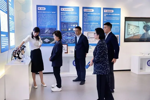 香港特区政府教育局局长蔡若莲一行来访天津大学脑机海河实验室