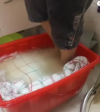 这是被剥夺了成长的机会吗？一张洗过的棉被，让大学生被全网嘲笑巨婴