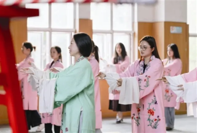 今晚报：水袖翩跹传国粹 中外学子入戏来 南开大学60名学子沉浸式感受京剧魅力