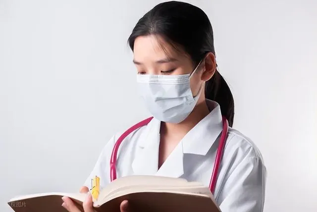 高考分数线连续2年下滑，医学专业未来将继续扩招，临床医学还能报吗？