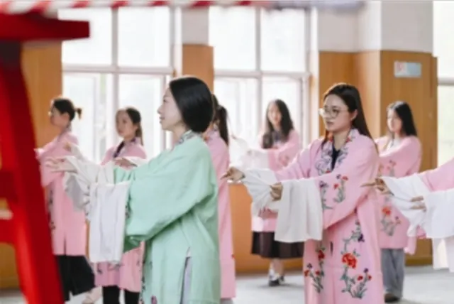 津云：水袖翩跹传国粹 中外学子入戏来：南开大学60名学子沉浸式感受京剧魅力