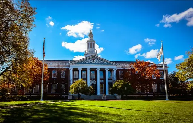 2027年美英澳加四大留学目的地大学最新学费！世界名校上得起吗？