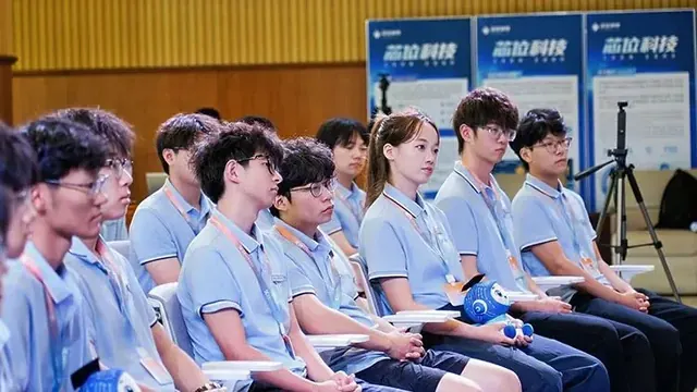 芯位人工智能学院迎来首届新生，“AI原生大学”正式启航