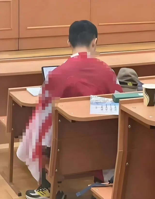 中国留学生身披日本旧军旗事件发酵！中国人留学海外有监督吗？