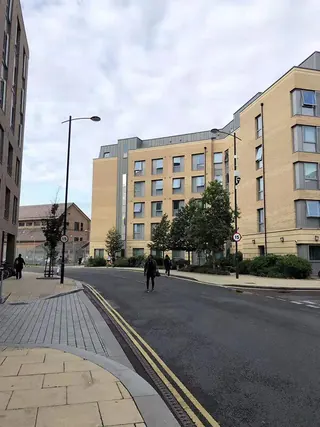 英国教育新闻：为吸引更多的留学生，英国大学降学费、下调入学要求！