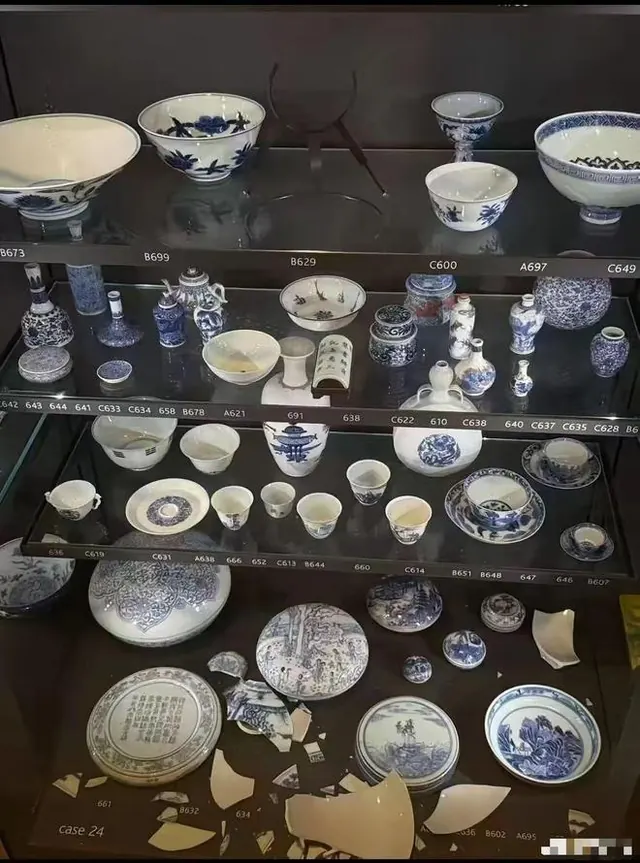 网友称大英博物馆一青花瓷碗在展柜内摔碎，在场留学生讲述：当日展厅非常拥挤