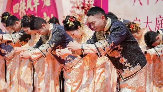 宁波大学40对校友新人举行婚礼,学校送24K纯金婚书