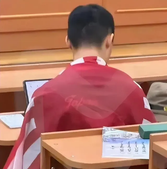 历史可以打量，符号不能上身！莫大南京留学生被网友抨击，任何时候，这个底线必须要坚守