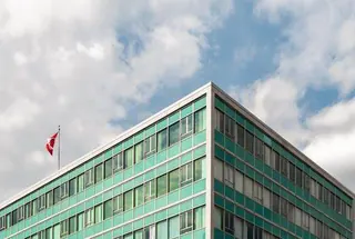 为什么中国学生选择去加拿大留学？