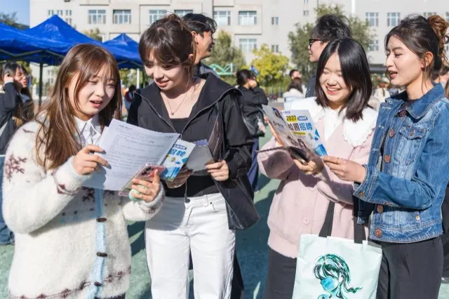 乌鲁木齐：招聘会助就业