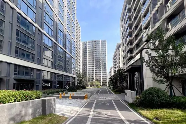 高校开始砸钱买房，大学生批量住进小区