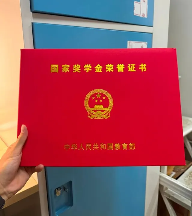 “得奖学金，绝不跟父母说！”大学生与家长聊天截图，看得人心里拔凉