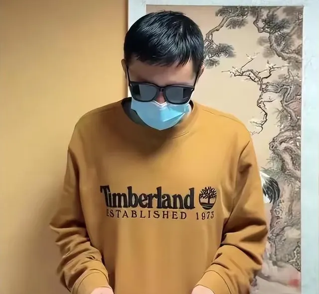 中国留学生在莫斯科大学课堂身披旭日旗 本人鞠躬道歉