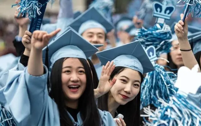 中国强硬反击奏效！拒签500名中国留学生后，美态度180度大转变