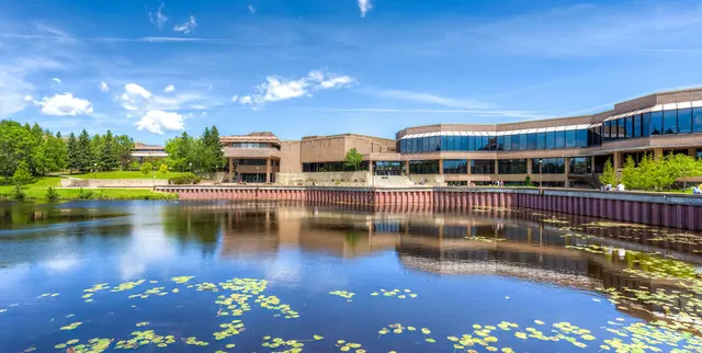 留学加拿大：湖首大学的费用和奖学金详解
