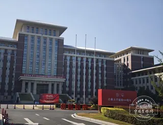 吉林大学每栋标志性楼宇都住着一位大先生