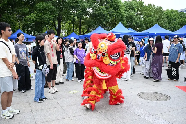 东南大学“社彩缤纷”学生团体联合招新活动举行