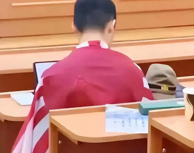 处理就要靴子落地！南京旭日旗留学生后续，开除遣返只是开始，查清是否公费才是重中之重