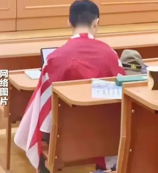 中国留学生在历史系课堂中身披旭日旗 人民日报发文