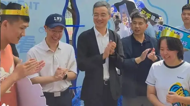 辽宁大学开学当天为新生过生日