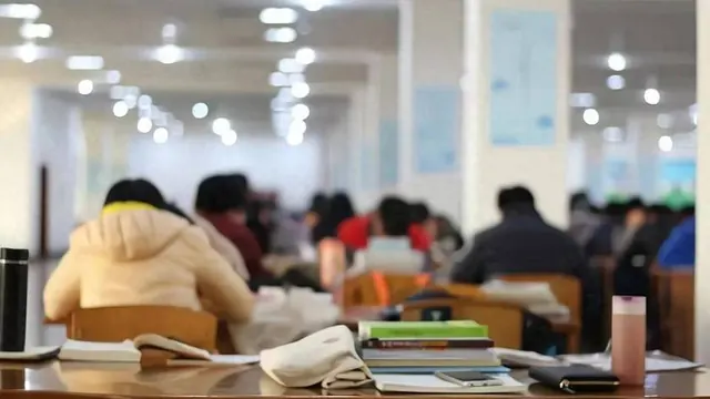 大学生毕业去向两大变化，越来越多人选择＂技术回炉＂