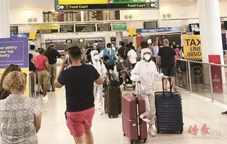 实拍：时隔一年，美国重新迎来中国留学生，穿全套防护服过海关
