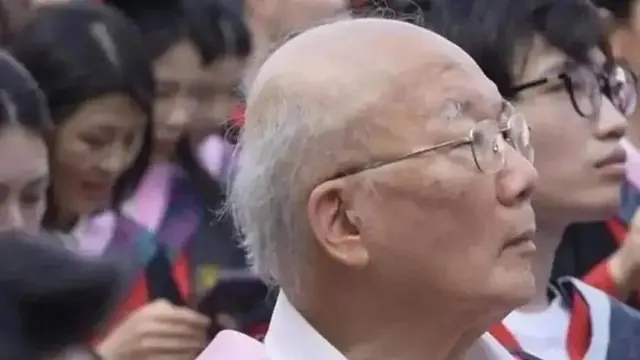 81岁博士毕业，一生拿了21个学位