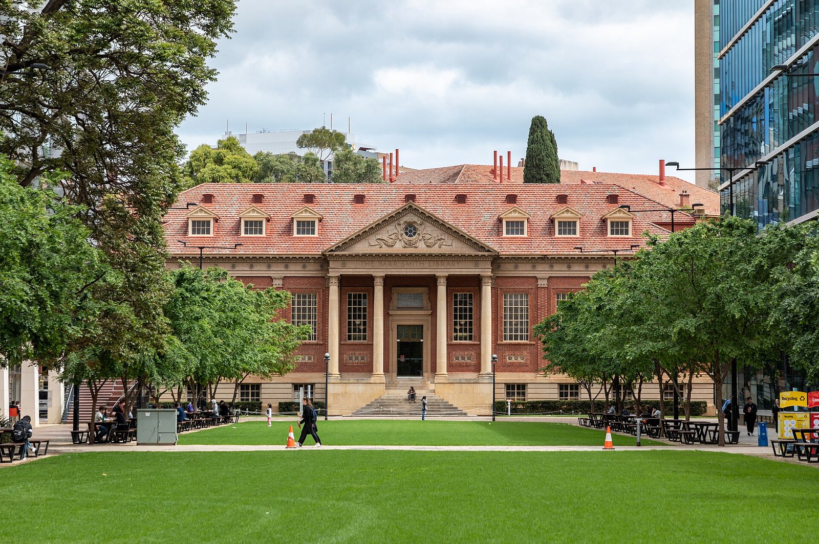 大学图书馆内部实拍展示安静的学术自习与申请资料准备环境 大学校园图书馆内整齐排列的自习桌与参考书架